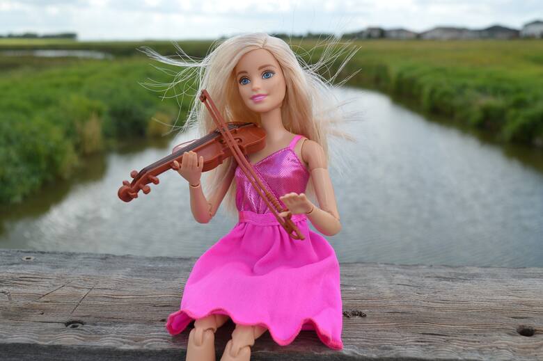 Lalka Barbie to jedna z najpopularniejszych zabawek na kuli ziemskiej. Kiedyś była marzeniem każdej małej dziewczynki. Dzisiaj dostępna jest w każdym