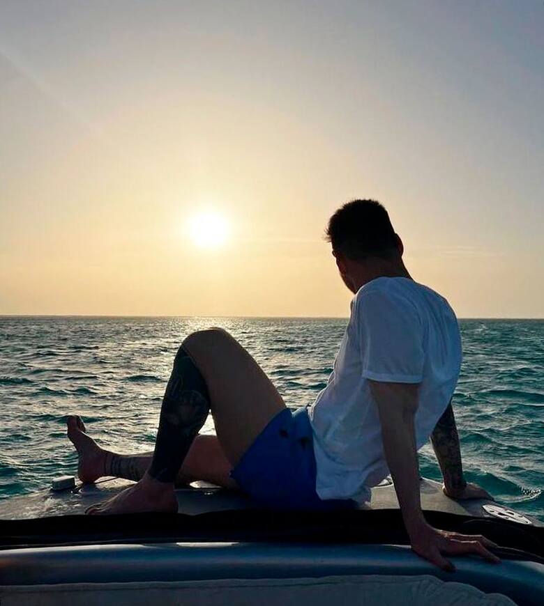 Lionel Messi oglądający zachód słońca na jachcie na Morzu Czerwonym
