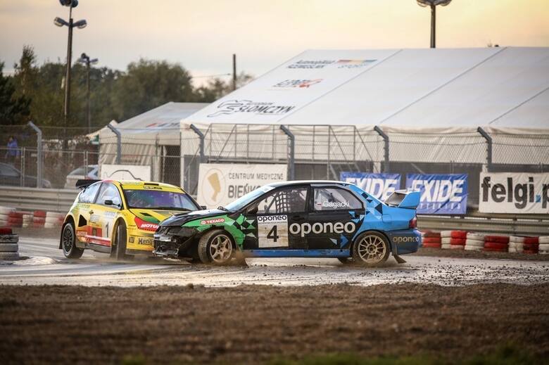 Zmienna pogoda, mnóstwo akcji na torze i ostateczne rozstrzygnięcia we wszystkich klasach – tak zakończył się sezon 2017 Oponeo Mistrzostw Polski Rallycross.
