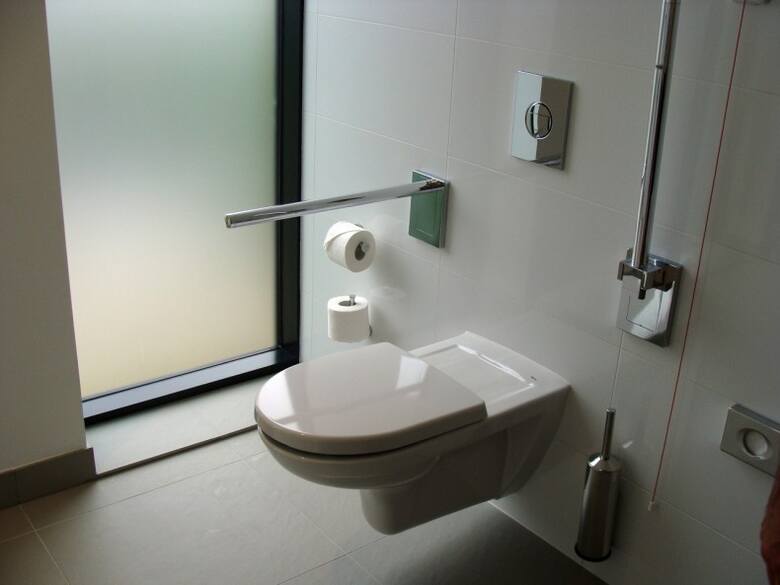 W łazience i wc zadbajmy o odpowiednią wysokość montażu urządzeń. Przydadzą się także dodatkowe uchwyty.