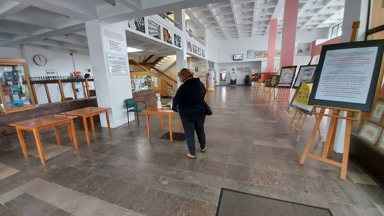 Zielonogórska Biblioteka Norwida ruszyła z akcją "Książka z dostawą do domu". By osoby, które nie mogą wyjść z domu, miały szansę na lekturę