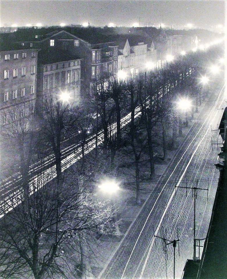 A tak wyglądała nocą 1975 roku panorama jeszcze dwujezdniowej al. Wojska Polskiego w kierunku dworca kolejowego i  Zatorza