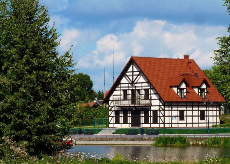 Na Mazurach tradycyjne były zarówno domy drewniane, jak i z muru pruskiego oraz czerwonej cegły (nietynkowane).