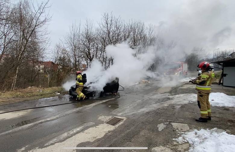 Pożar w Przemyślu. Mercedes C 63 zapalił się podczas jazdy