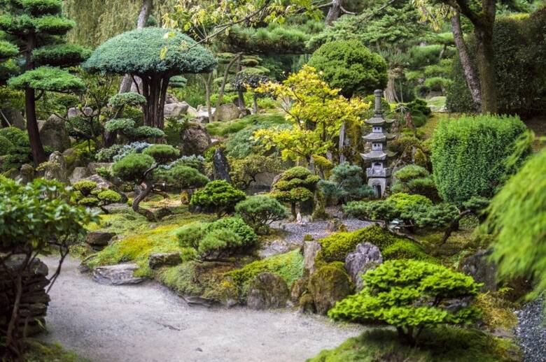 Ogrody japońskie często mają odzwierciedlać naturalne krajobrazy w miniaturze i z wykorzystaniem symboli.