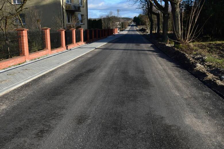 Remontowana droga w Krzewie prezentuje się coraz okazalej. Ułożona została już kostka brukowa na poboczu i pierwsza warstwa asfaltu