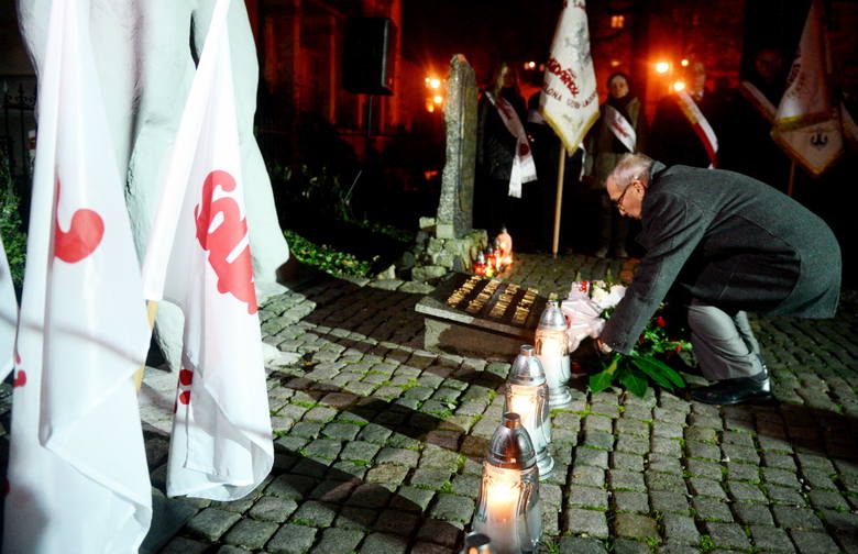 Zielonogórska Solidarność złożyła kwiaty pod pomnikiem Robotników