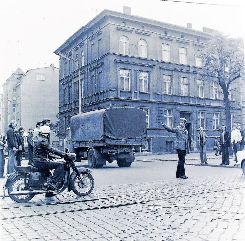 Wrzesień 1974 r. regulacja  ruchu na al. Wojska Polskiego, gdzie po dawnych torowiskach tramwajowych kursowały autobusy komunikacji miejskiej