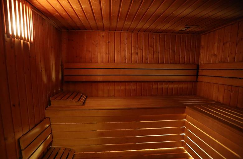 W apartamencie do dyspozycji gości jest duży salon z rozkładaną sofą, telewizorem i barkiem. Goście mogą również korzystać z sauny - wejście do niej jest bezpośrednie z apartamentu.