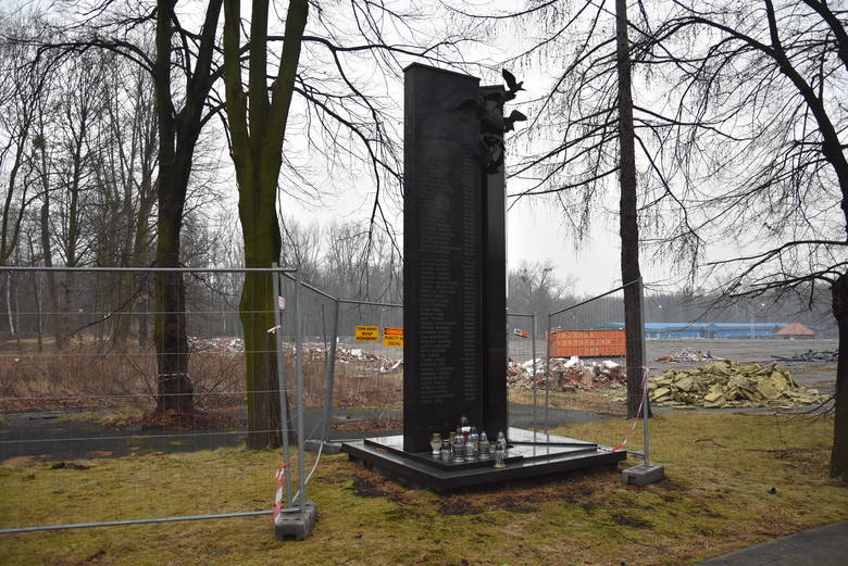 Pomnik ofiar katastrofy z 28 stycznia 2006 roku ciężko znaleźć. Stoi samotny i przygnębiający wśród gruzów