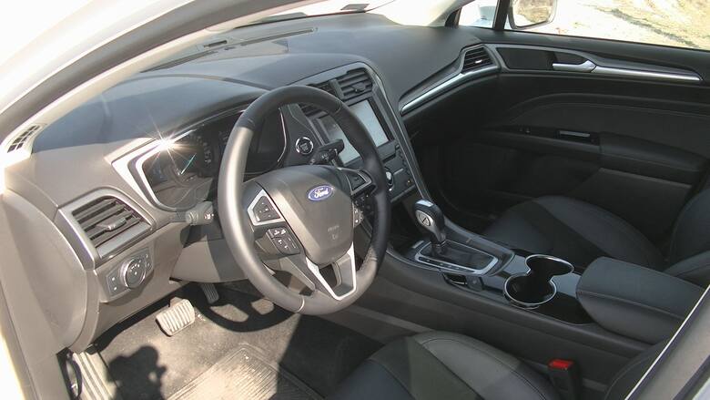 Ford Mondeo Hybrid Producent deklaruje, że hybrydowy Ford Mondeo zużywa średnio 4,2 litra benzyny na 100 kilometrów i jest to realny do osiągnięcia wynik.