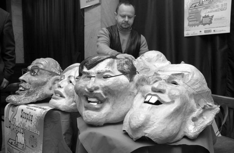 Marek Rona tworzył maski do popularnej Szopki Bydgoskiej Zdzisława Prussa. Co roku z nowymi bohaterami kabaret był wystawiany w Węgliszku. Na zdjęciu