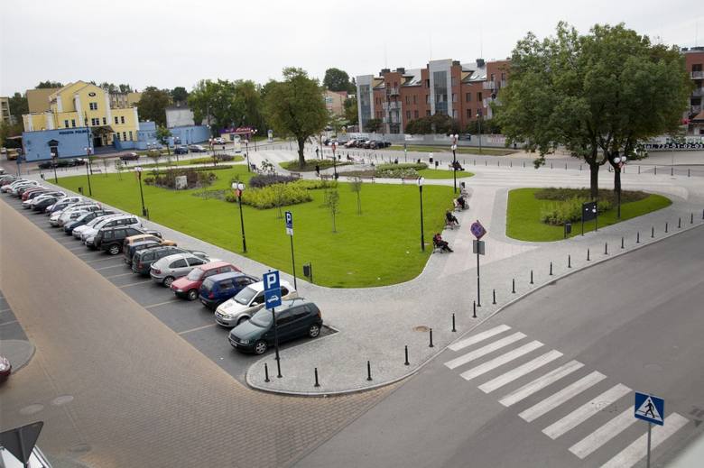W latach 2010 - 2012 za ponad 3 mln złotych przebudowano Plac Dworcowy - jedną z wizytówek miasta, witającą podróżnych wychodzących z zabytkowego gmachu dworca kolejowego. Wcześniej teren pełnił funkcję parkingu, mieścił się tu również stary dworzec PKS