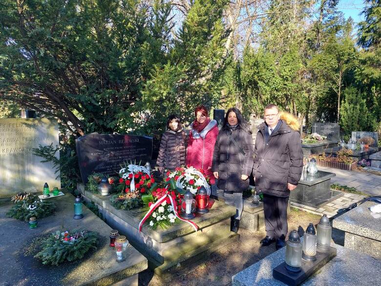 Delegacja IPN oraz SP imienia Mariana Rejewskiego w Białych Błotach przy grobie "Bydgoszczanina Stulecia"