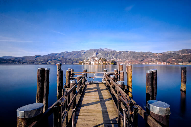 Widok na jezioro Orta i wyspę San Giulio 
