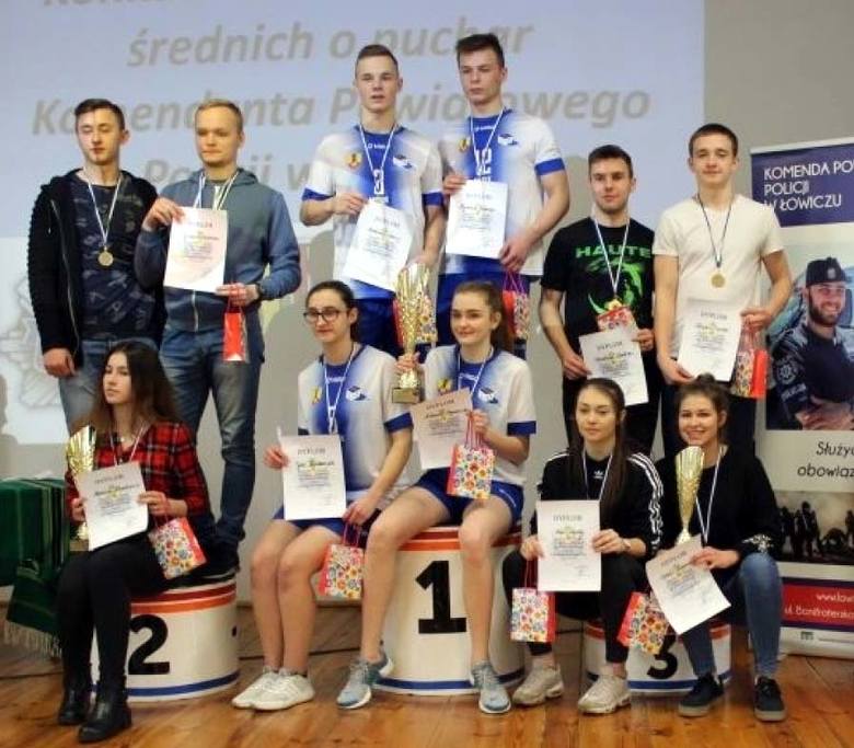 Zdjęcie drużyny II LO (w środku) w Łowiczu z powiatowych eliminacji policyjnego konkursu