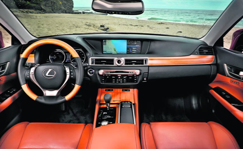 Świetne materiały,doskonała ergonomia, precyzja montażu – wnętrze Lexusa GS 450h Fot: Lexus