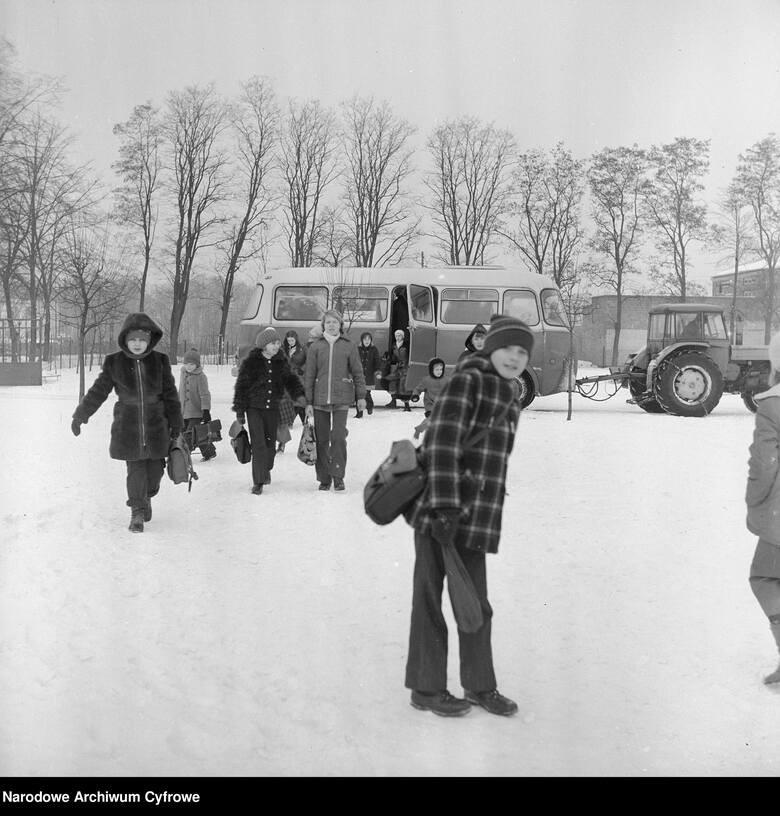 Traktorowi śniegi nie straszne! Autobus dowiózł dzieci do szkoły, a dorosłych do pracy.