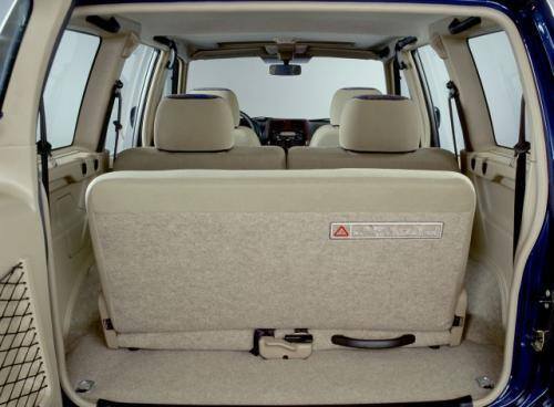 Fot. Nissan: Terrano II w wersji 5-drzwiowej może podróżować siedmiu pasażerów, dla których przeznaczono trzy rzędy siedzeń w konfiguracji 2+3+2.