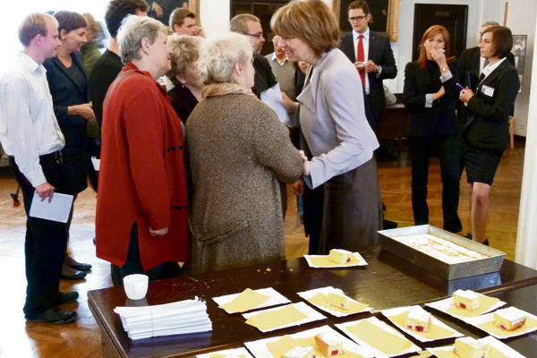 Prezydent Hanna Zdanowska wymieniła z paniami z Księżego Młyna kilka uwag na temat pieczenia ciasta.