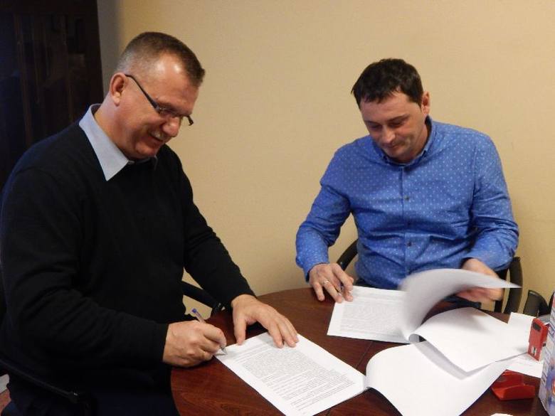 Wójt Skonieczek (od lewej) i Marcin Wijatyk podpisują umowę o zagospodarowaniu odpadów