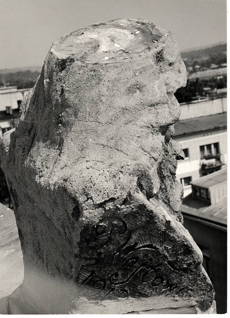 Artysta rzeźbiarz Zdzisław Tohl podjął się prac konserwatorskich popiersi królów z attyki gorlickiego Kromera. Było to 32 lata temu