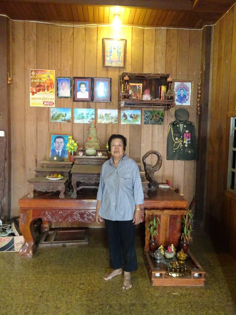 Young Moeun już jako siedemnastolatka została kucharką Pol Pota i do końca jego życia darzyła dyktatora miłością