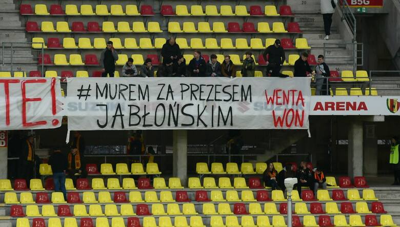 Transparenty na Suzuki Arenie przed meczem Korona Kielce - Legia Warszawa. Kibice 