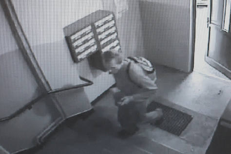 Zdjęcie z kamery monitoringu - Paweł wchodzi do wieżowca. Jest godzina 13.50.