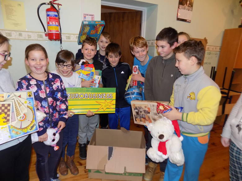 Dzieci ze świetlicy Caritas na osiedlu Moczyń serdecznie dziękują za paczki.