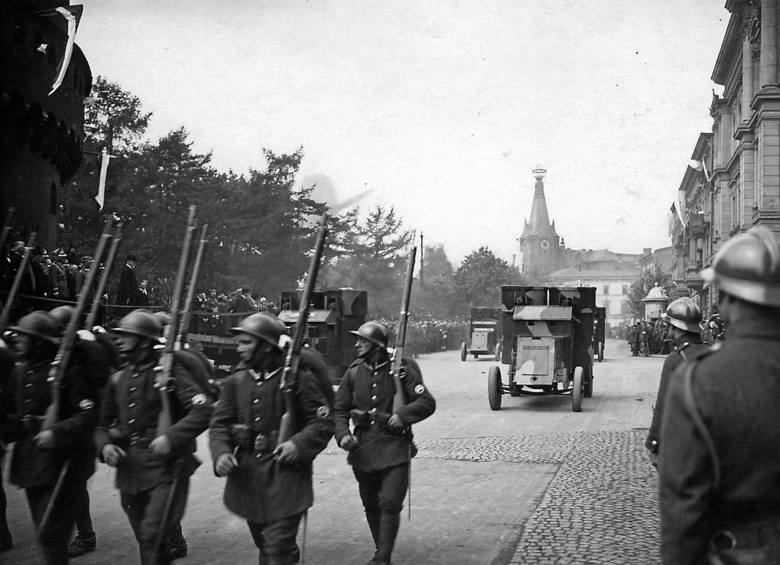 Defilada wojska odrodzonej Rzeczpospolitej na ul. Basztowej w Krakowie, 1920 r.