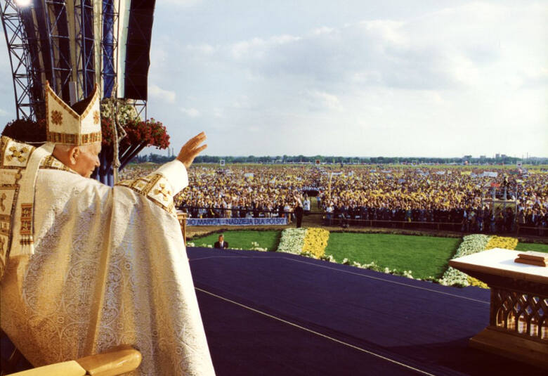 Podczas nabożeństwa czerwcowego na lotnisku w Toruniu papież Jan Paweł II zawierzył diecezję toruńską Matce Bożej Nieustającej Pomocy i błogosławionemu