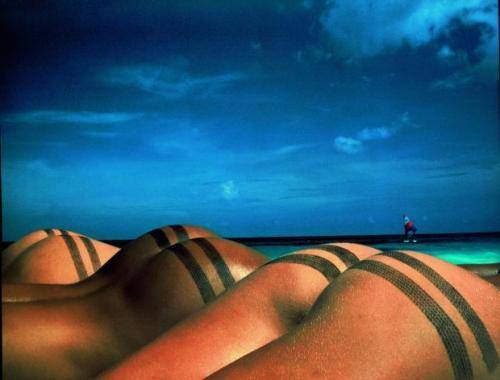 Fot. Pirelli: Wydanie na rok 1984 - Fotografie z plaż wysp Bahama wykonał Uwe Ommer, który modelki „ubrał” we wzór bieżnika opon Pirelli P6. Pomysł zrodził