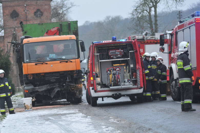 Do tragicznego wypadku doszło we wtorek, 3 stycznia, na drodze wojewódzkiej ne 132. Nie żyje pasażer mercedesa.