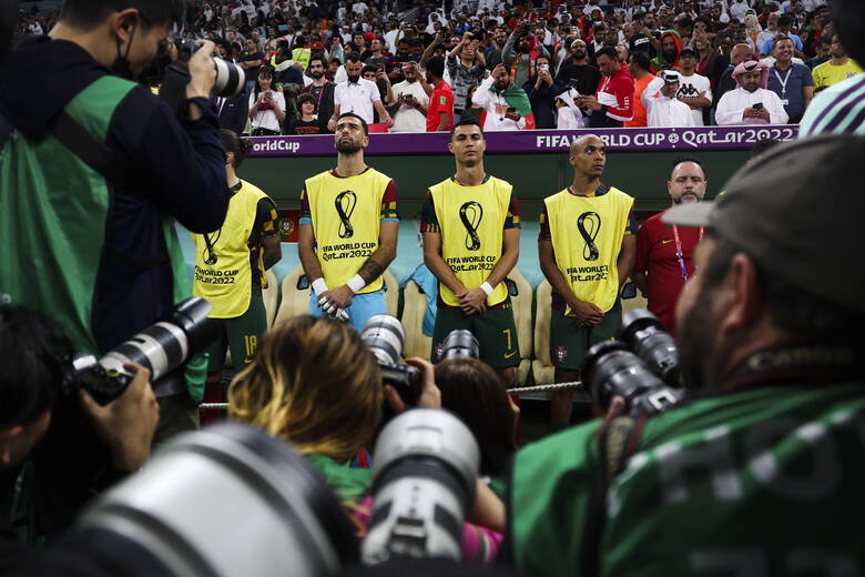 Fotoreporterzy podczas grania hymnu Portugalii koncentrują całą uwagę na Cristiano Ronaldo, stojącym przy boksie rezerwowych