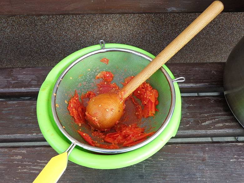 Jeżeli ktoś nie lubi pestek, może przecier pomidorowy przetrzeć przez sito.
