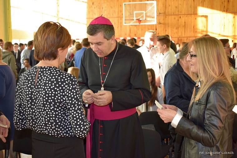 Ksiądz biskup Osial na szkolnej wigilii w ZSP nr 2 w Łowiczu (Zdjęcia)