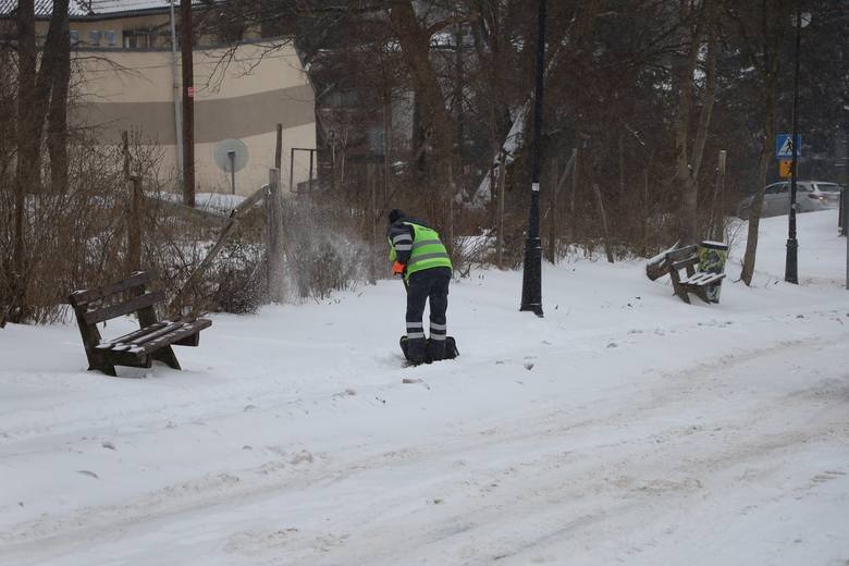 Ulica Lubuska i Braniborska w takich warunkach pogodowych to wyzwanie dla każdego kierowcy. Podjechanie tutaj, kiedy lód i śnieg zalegają na drogach,