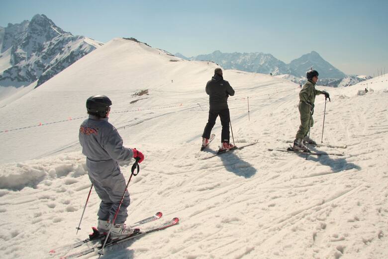 Skituring pozwala zwiedzać góry, łącząc zabawę na nartach i krajoznawstwo.