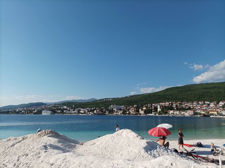 Dobra plaża nie jest zła (na zdjęciu plaża w Selcach), ale my postanowiliśmy sprawdzić, co Chorwacja ma do zaoferowania poza słońcem i piaskiem. Okazało