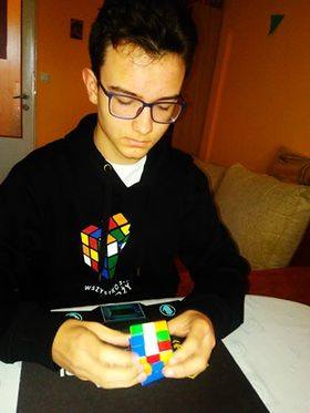 Nastolatek z Torunia układa kostkę Rubika w kilka sekund