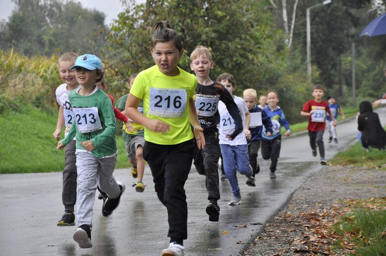 W pierwszej edycji biegu przełajowego w gminie Oświęcim rywalizowano nie tylko w kategorii open, ale także wśród dzieci i młodzieży