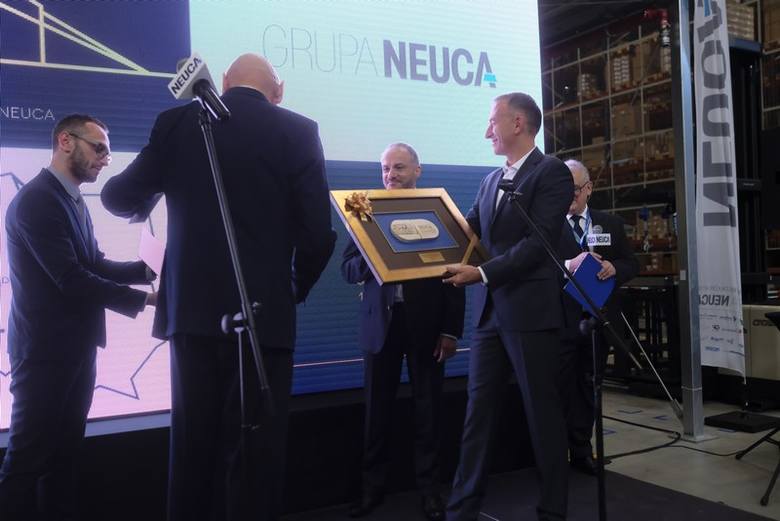 Neuca oficjalnie uruchomiła centrum dystrybucyjne w Toruniu. Inwestycja, realizowana od 2016 r. ma duże znaczenie dla wzmocnienia łańcucha dostaw oraz prac związanych z udoskonalaniem jakości serwisu i obsługi aptek współpracujących z całą grupą.<br /> <br /> [b]Czytaj także:...