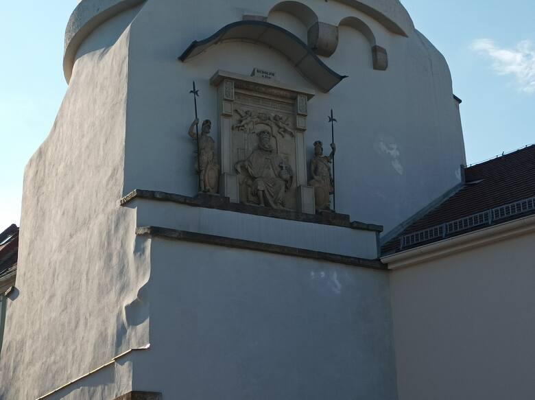 Płaskorzeźby na frontowej ścianie krzywej wieży w Budziszynie
