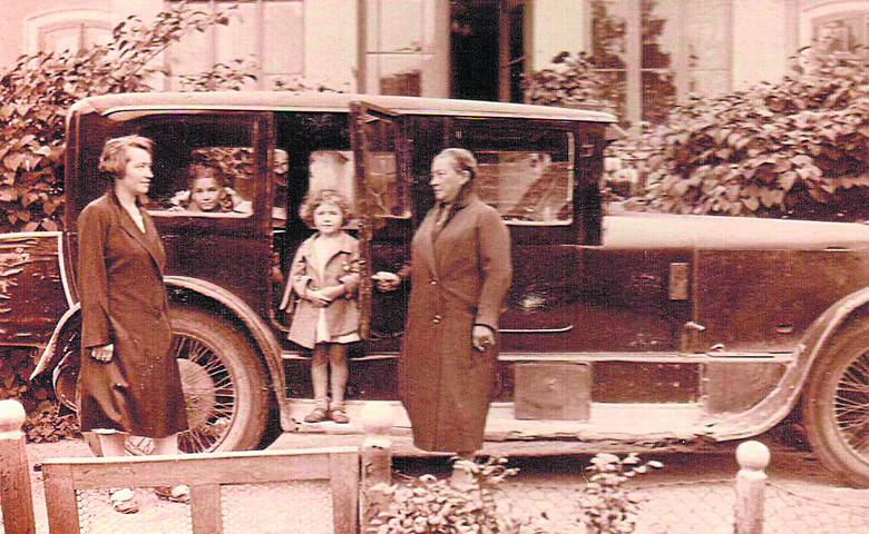 Jedyne "samochodowe" zdjęcie w zbiorach Zofii Borowskiej-Wyrwy: Austro-Daimler, rocznik 1925. Z prawej stoi Jadwiga Wilemska, z lewej