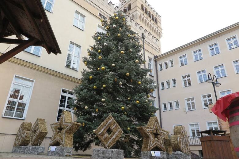 Rozświetlenie choinki w Opolu wiązało się z otwarciem jarmarku bożonarodzeniowego i odbyło się 3 grudnia. Drzewko ma 13 metrów.