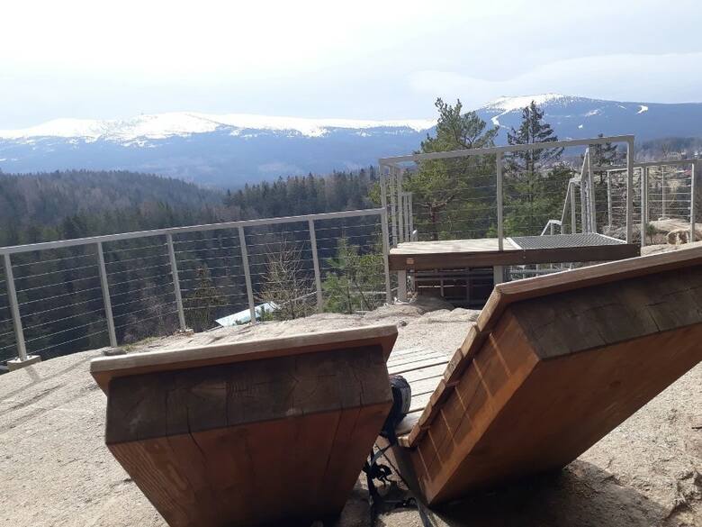 Zostały tu ustawione drewniane ławy i leżaki, z których możemy zobaczyć panoramę Karkonoszy wraz ze Szrenicą i Śnieżką oraz Kotlinę Jeleniogórską. Niedaleko