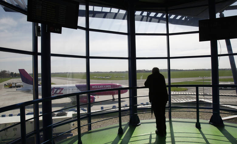 Pył wulkaniczny uziemił samoloty także na polskich lotniskach
