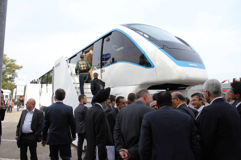 Jednym z producentów tego typu kolejek jest firma Bombardier, znana m.in. z produkcji pociągów i samolotów. Kolejki tej marki jeżdżą m.in. w mieście Rijad w Arabii Saudyjskiej. Na zdjęciu model Innovia 300, jaki władze miasta oglądały podczas targów kolejowych w Berlinie.