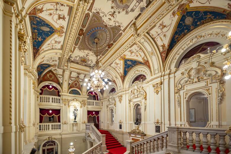 Wnętrze nawiązuje do Opery Wiedeńskiej: projektem głównego holu, eklektycznym stylem baroku, renesansu i manieryzmu, podtrzymującymi stropy kariatydami. Tu znajdują się freski wiedeńskiego artysty Antona Tucha, a u szczytu schodów gości wizerunek największego dobroczyńcy teatru - Karola Kruzera